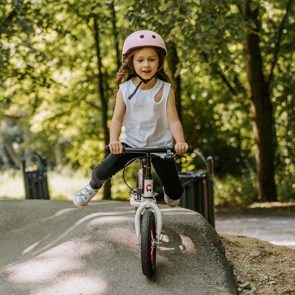 Dítě připravené na přechod z odrážedla na kolo snadno poznáte